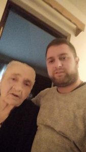 Oma Tsitso met haar kleinzoon Givi